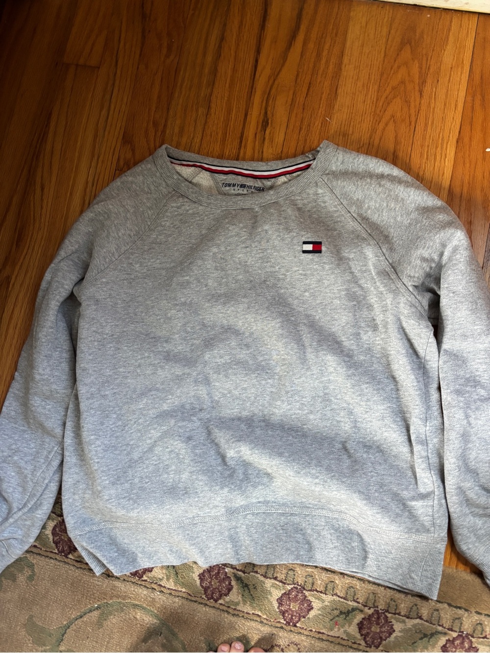 Tommy Hilfiger Women’s Light Gray Crewneck Sweatshirt with Flag Logo Size L
